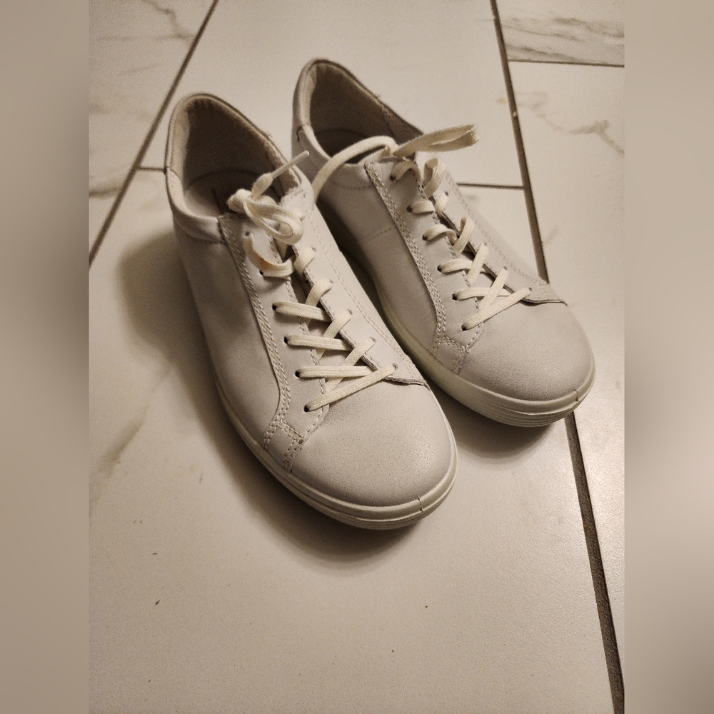 White eccos size 38/7-7.5